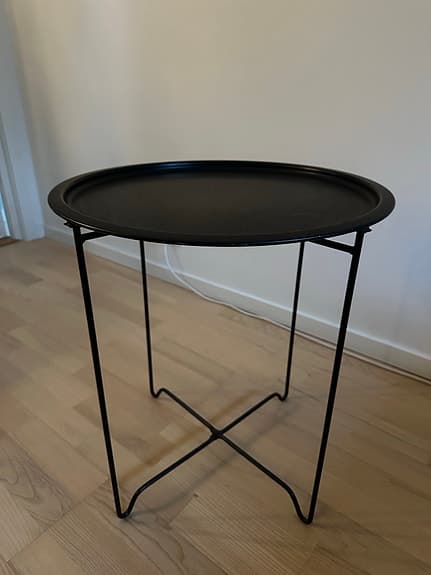 Svart runt brickbord i metall