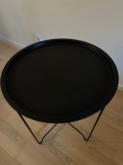 Svart runt brickbord i metall