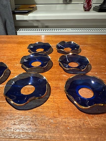 7 st ljusmanschetter i blått glas med guldkant