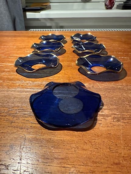 7 st ljusmanschetter i blått glas med guldkant