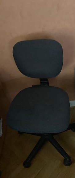 Skrivbord i väldigt bra skick och kontorsstol säljes.