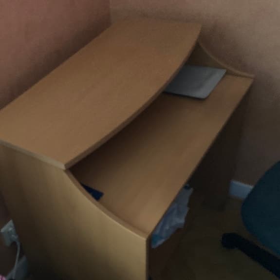 Skrivbord i väldigt bra skick och kontorsstol säljes.