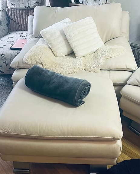 Gräddvit fåtölj med fotpall i läder