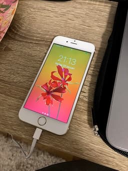 Begagnad iPhone 6 i guld med 64 GB -  gott skick