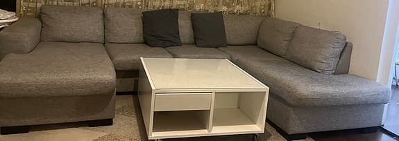 vitt bord med hjul och vit matta.