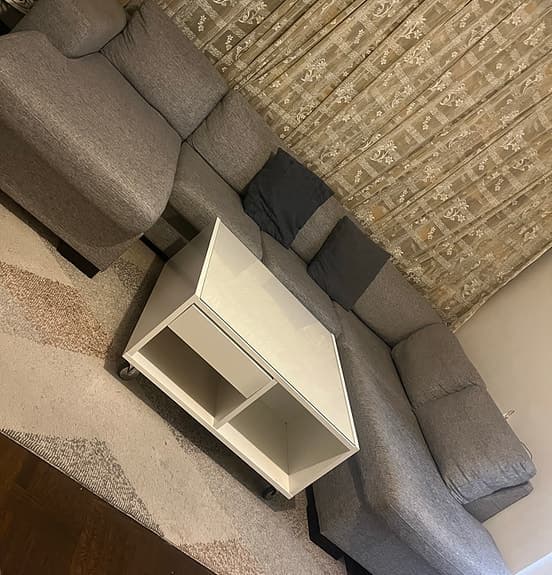 vitt bord med hjul och vit matta.