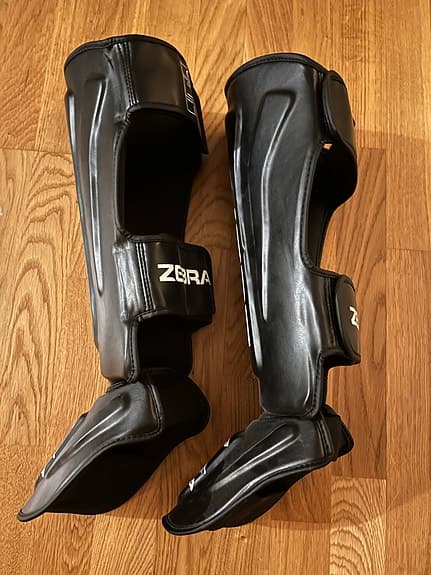 Zebra benskydd svart storlek M