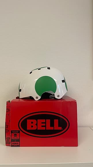 Bell Skatehjälm Vit och Grön
