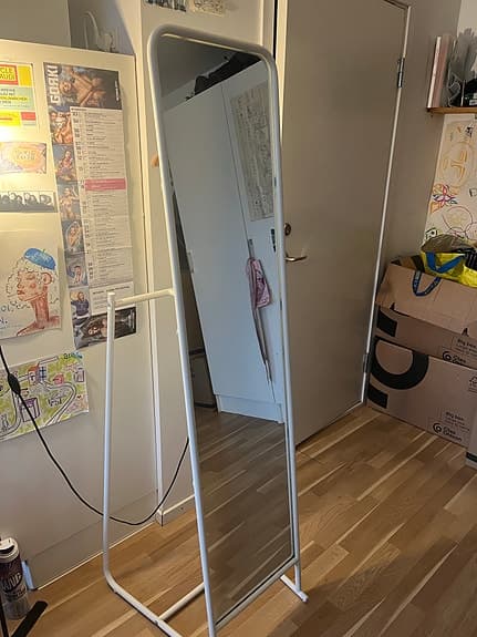 IKEA spegel med ställning och krokar vit