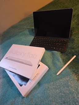 Samsung Galaxy Tab S9 FE med tillbehör i bra skick