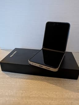 Samsung Galaxy Z Flip 6 - Som Ny