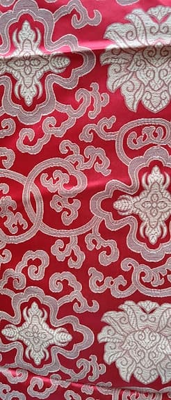 Nytt tyg, silke liknande, med mönster av lotus och dorje, 185cm x 93 cm