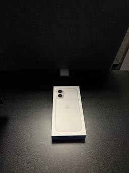Säljer en helt ny och oöppnad iPhone 16 5G, 128 GB, vit.