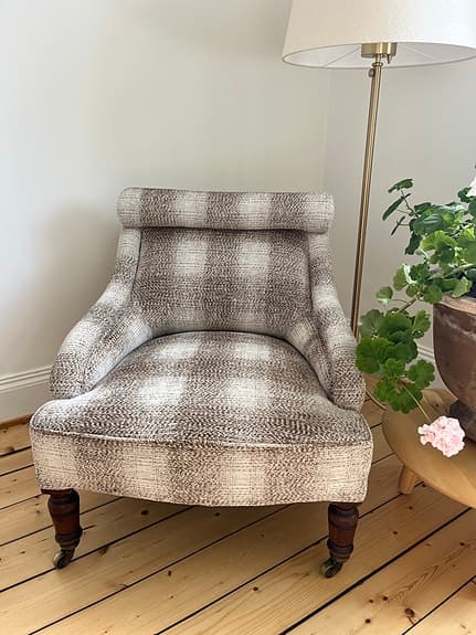 Nyomklädd engelsk vintage fåtölj i Nobilis-tyg