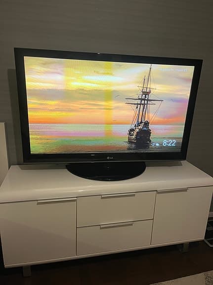 LG TV med chromecast och tv bänk