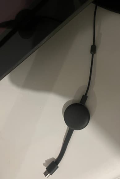 LG TV med chromecast och tv bänk