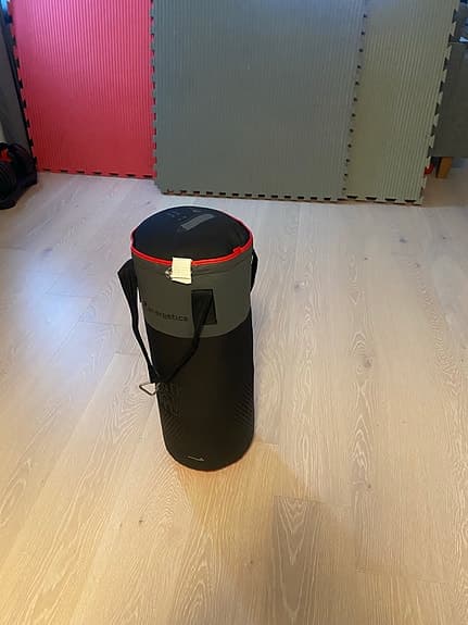 Energetics Boxningssäck med handskar 40 cm svart och röd