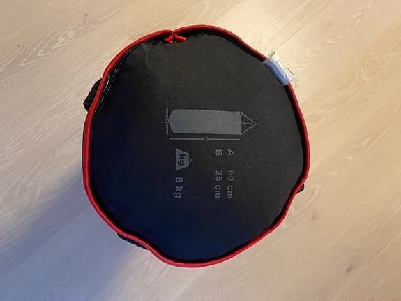 Energetics Boxningssäck med handskar 40 cm svart och röd