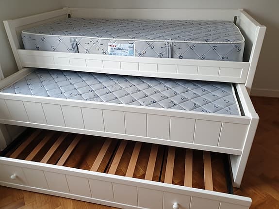 Massiv barnsäng med 2 utdragssängar (plus 2 madrasser)