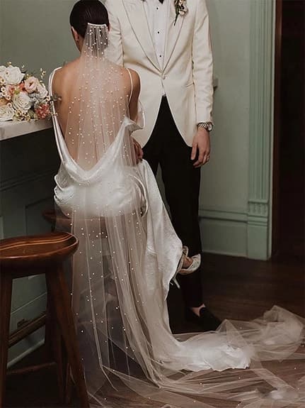 Bröllopsslöja med pärldetaljer för kvinna