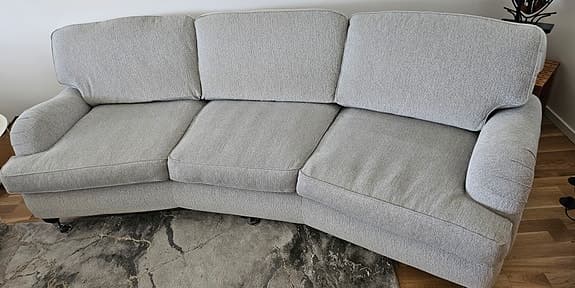 Svängd soffa