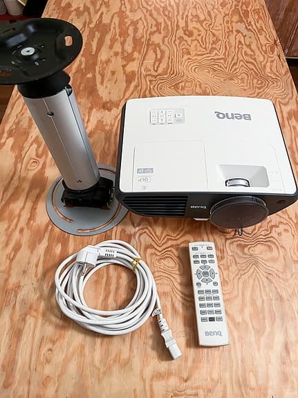 Projektor + 78” duk + ställning – komplett paket (BenQ) - (Läs hela annonsen)