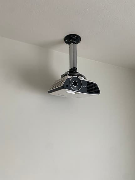 Projektor + 78” duk + ställning – komplett paket (BenQ) - (Läs hela annonsen)