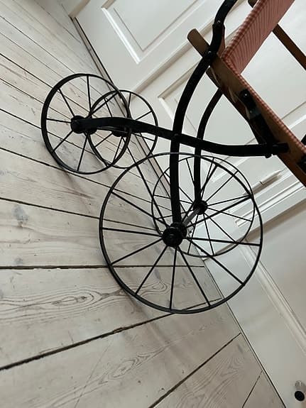 Antik barnvagn/dockvagn