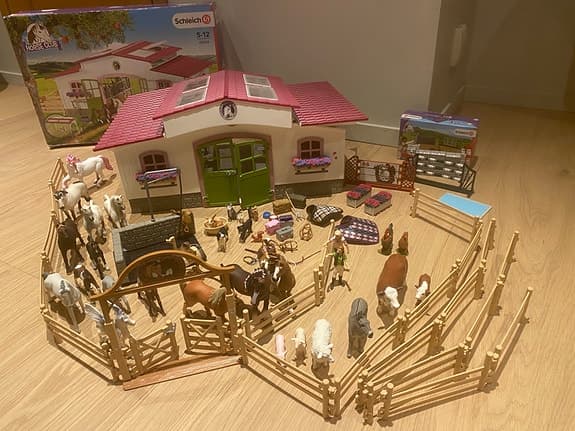 Schleich ridstall / hästgård, hästar & många tillbehör