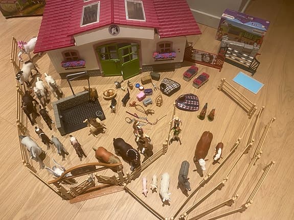 Schleich ridstall / hästgård, hästar & många tillbehör