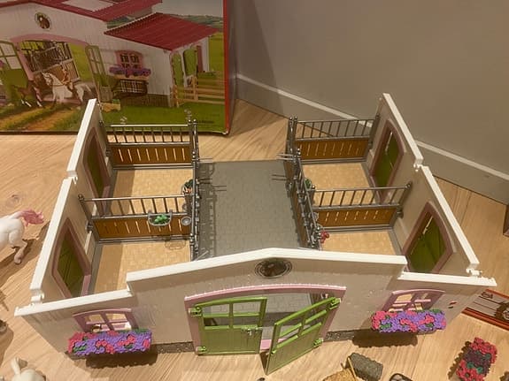 Schleich ridstall / hästgård, hästar & många tillbehör