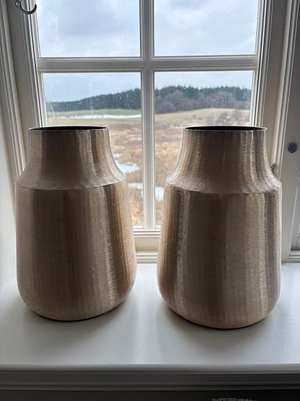 2 st Vaser i mässingsfärgad metall