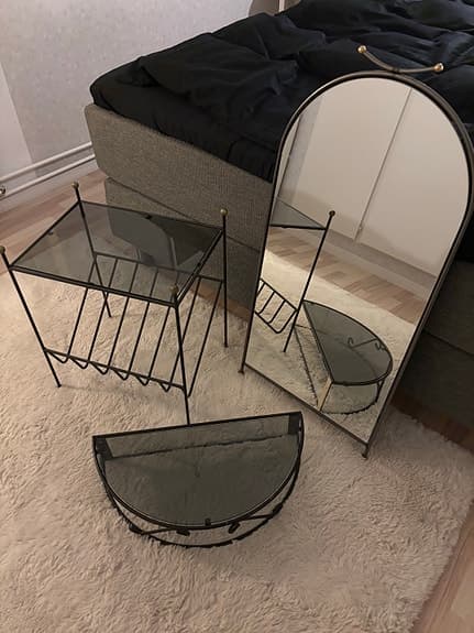 Mio spegel, vägghylla och bord med glas