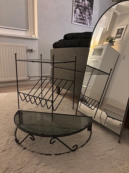 Mio spegel, vägghylla och bord med glas