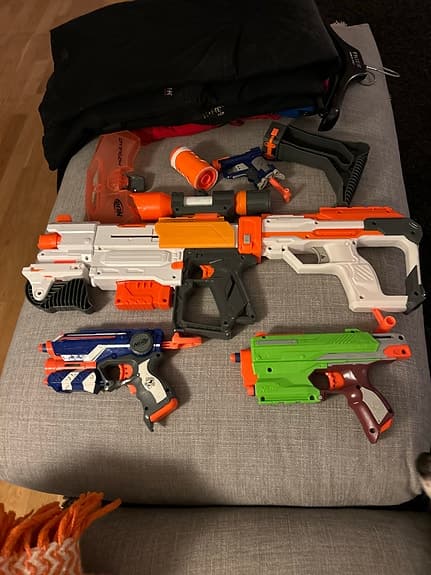 Nerf leksakspistoler set med olika modeller och färger