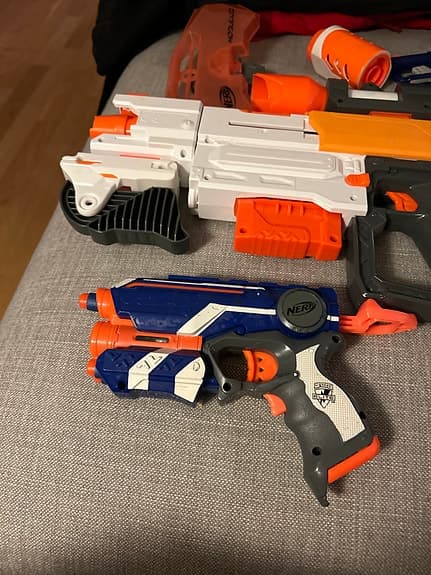 Nerf leksakspistoler set med olika modeller och färger