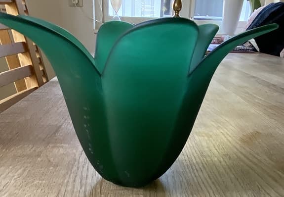 Grön glasskål / vas i form av en utslagen tulpan