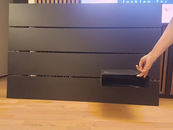 Fin sänggavel i trä med förvaring