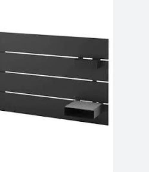 Fin sänggavel i trä med förvaring