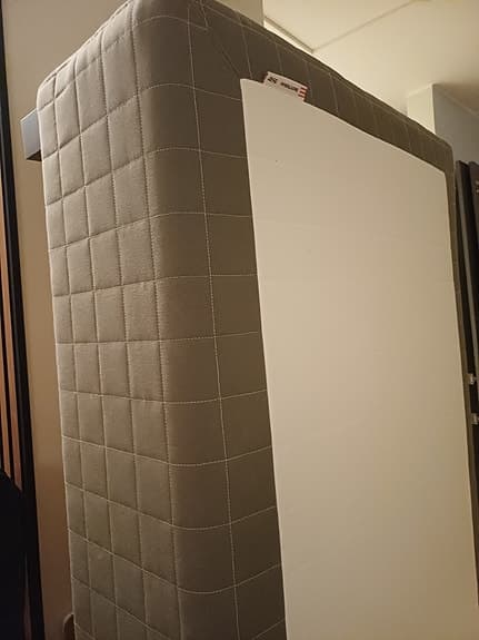 Fin sänggavel i trä med förvaring