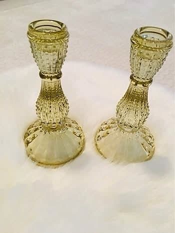 Ett par Ljusstakar i glas 16 cm höga, ljusglröna