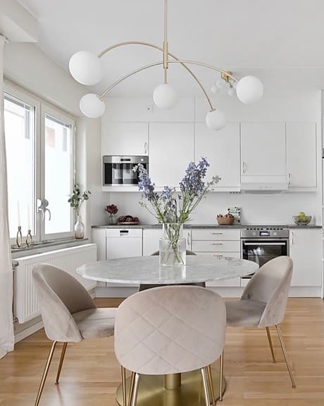 Tiffany Matgrupp med 4 Kiwi-stolar – Vit marmor & mässing