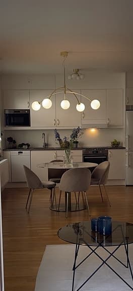 Tiffany Matgrupp med 4 Kiwi-stolar – Vit marmor & mässing