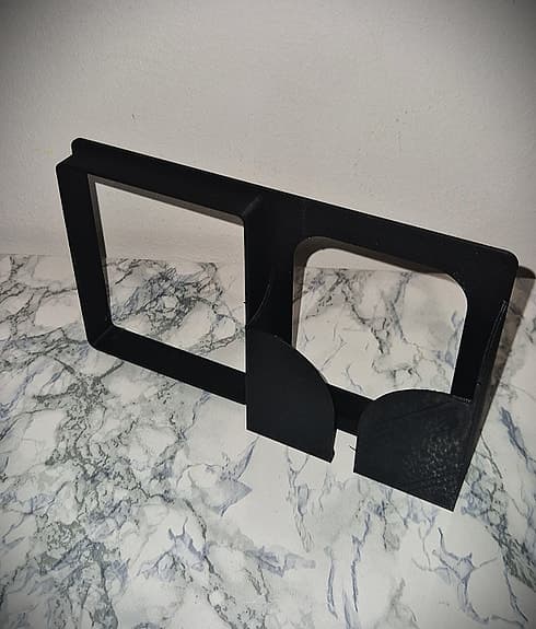 Väggmonterad mobilhållare för laddning