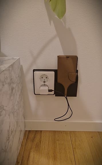 Väggmonterad mobilhållare för laddning