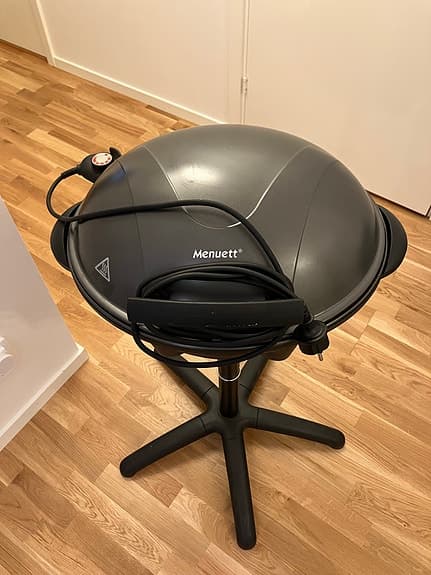 Menuett Elgrill med lock och stativ 2200w