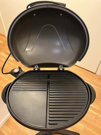 Menuett Elgrill med lock och stativ 2200w