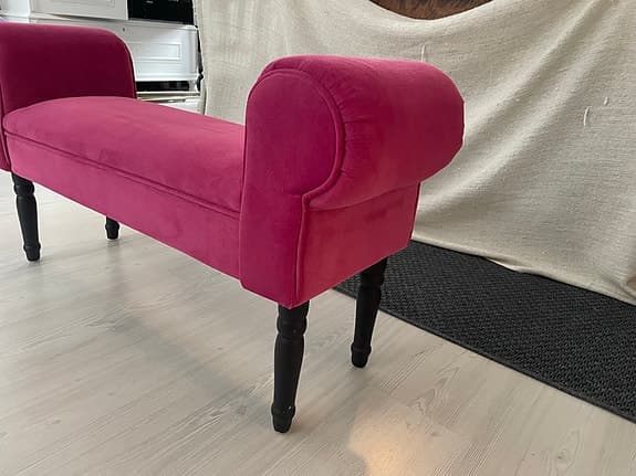 Mörkrosa klädd pall/bänk