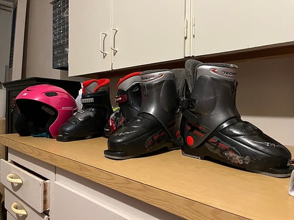 Barn pjäxor och hjälm