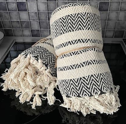 Plädar 2 st i bomull med grafiskt mönster i beige och svart